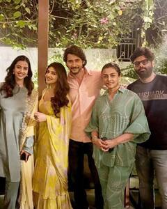 Guntur Kaaram Success Party: बॉक्स ऑफिस पर गदर मचाने के बाद महेश बाबू ने घर पर रखी ग्रैंड पार्टी, देखें इनसाइड तस्वीरें