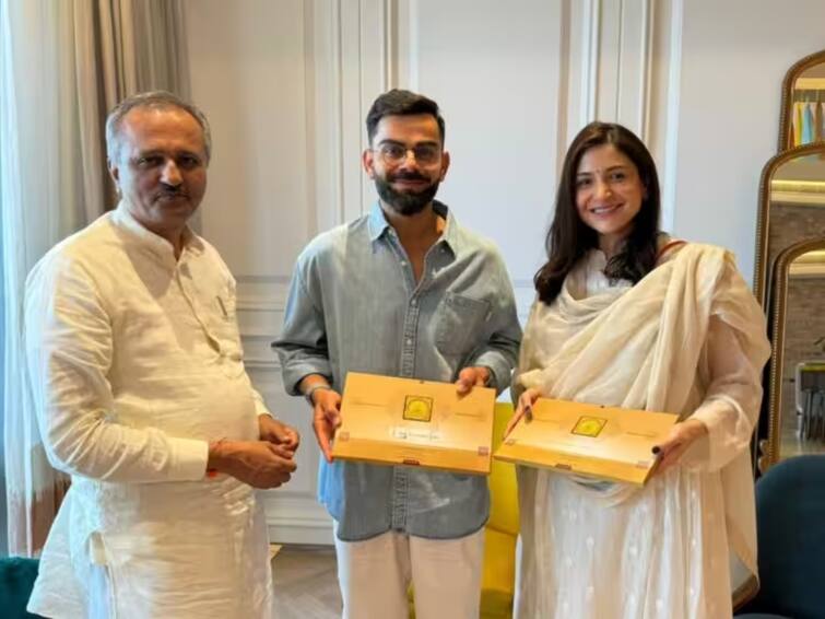 virat kohli receives invitation for pran pratishtha ceremony of ram mandir in ayodhya latest tamil sports news Ayodhya Ram Temple: கும்பாபிஷேகத்தில் பங்கேற்பார்களா? விராட் கோலி - அனுஷ்கா சர்மாவுக்கு வந்து சேர்ந்த அழைப்பிதழ்!