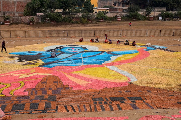 इसके पहले 23 अप्रैल को 155 देशों और सात महाद्वीपों के नदियों और समुद्रों से ले गए जल से रामलला का अभिषेक किया गया था. विशेष रूप से, पाकिस्तान की रावी नदी का जल भी जलाभिषेक के लिए इस्तेमाल होने वाले कलश में शामिल किया गया. रावी का जल पहले पाकिस्तान के हिंदुओं ने दुबई भेजा था और फिर दुबई से दिल्ली लाया गया. पाकिस्तान के अलावा सूरीनाम, चीन, यूक्रेन, रूस, कजाकिस्तान, कनाडा और तिब्बत सहित कई अन्य देशों की नदियों से जल प्राप्त किया गया है.