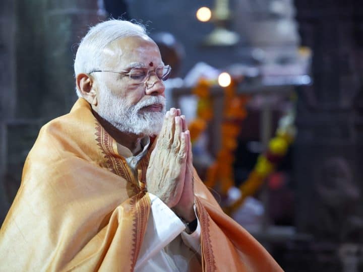 पीएम नरेंद्र मोदी ने मंगलवार (16 जनवरी) को आंध्र प्रदेश के सत्यसाई के लेपाक्षी में ऐतिहासिक वीरभद्र मंदिर में पूजा-अर्चना की. इस दौरान उन्होंने भगवान राम के भजन गाए.