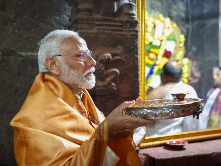 प्रधानमंत्री मोदी ने अयोध्या में भव्य राम जन्मभूमि मंदिर के प्राण प्रतिष्ठा समारोह से ठीक छह दिन पहले मंदिर में विशेष पूजा की जिसका रामायण और हिंदू धर्म में बहुत महत्व है.