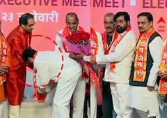 Maha Patrakar Parishad : उद्धव ठाकरेंची  नेतेपदी निवड होताच, शिंदेंनी पाया पडून घेतला आशीर्वाद, भर पत्रकार परिषदेत ठाकरे गटाने दाखवला फोटो