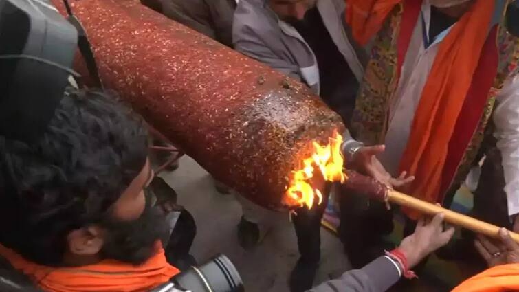Ram Mandir pran pratishtha Agarbatti 108 feet long incense stick got lit in ayodhya marathi news Ram Mandir Ayodhya : 108 फूट लांब आणि 3500 किलो वजनी अगरबत्ती प्रज्वलित, श्रीराम मंदिराच्या प्राणप्रतिष्ठा सोहळ्याचा जल्लोष