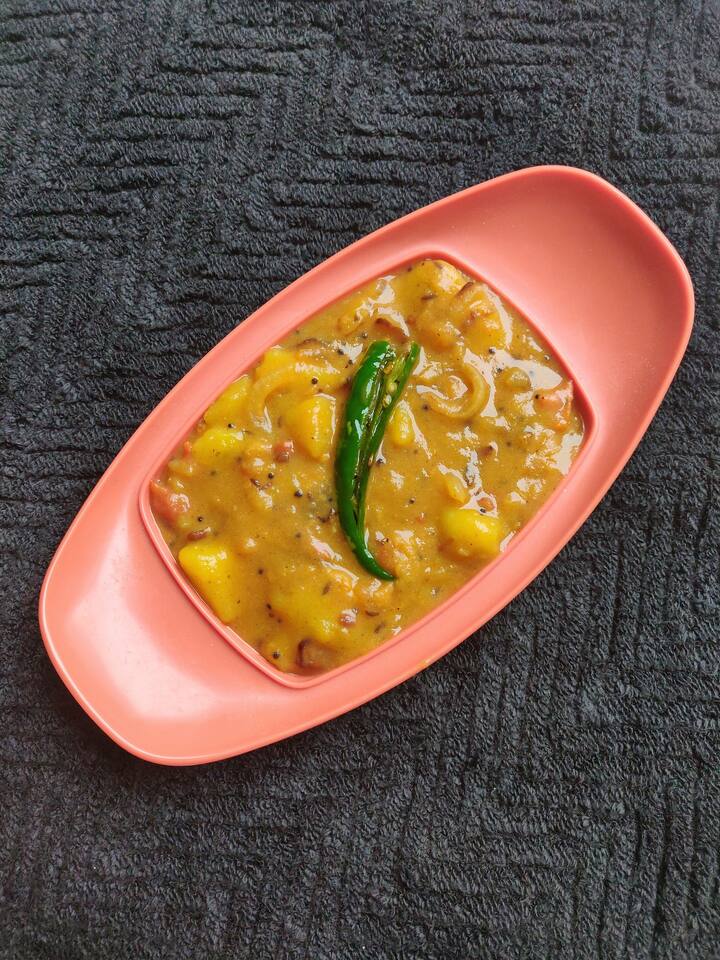 குக்கரில், மஞ்சள் தூள், மிளகாய் தூள், தனியா தூள், கறி மசாலாத்தூள் ஆகியவற்றை மேலே கொடுக்கப்பட்டுள்ள அளவுகளின் படி சேர்த்து நன்கு வதக்கி விட வேண்டும். ஒரு கைப்பிடி அளவிற்கு பிரஷ்ஷான கொத்தமல்லி, புதினா இலைகளை சேர்த்து வதக்கி விட வேண்டும். இலைகள் வதங்கியதும் அரைத்து வைத்துள்ள தேங்காய் பேஸ்ட்டை இதனுடன் சேர்க்க வேண்டும்.ஒரு டம்ளர் அளவிற்கு தண்ணீர் சேர்த்து உப்பு, காரம் எல்லாம் சரி பார்த்து மூடி போட்டு ஒரு விசில் மட்டும் விட்டு எடுத்துக்கொள்ளலாம்.
