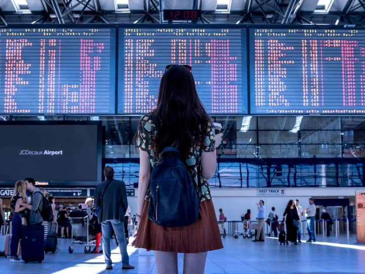 Airport Rules: लाखों लोग रोजाना फ्लाइट से सफर करते हैं, इसके लिए उन्हें करीब एक से डेढ़ घंटे पहले एयरपोर्ट पर पहुंचना होता है.