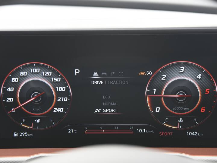 In terms of engines, the new Creta continues to get a 115 bhp 1.5l naturally aspirated petrol and a 115bhp diesel while both come with the choice of manual or automatic with the petrol having a CVT or iVT while the diesel gets a torque converter automatic. Image Source: Somnath Chatterjee