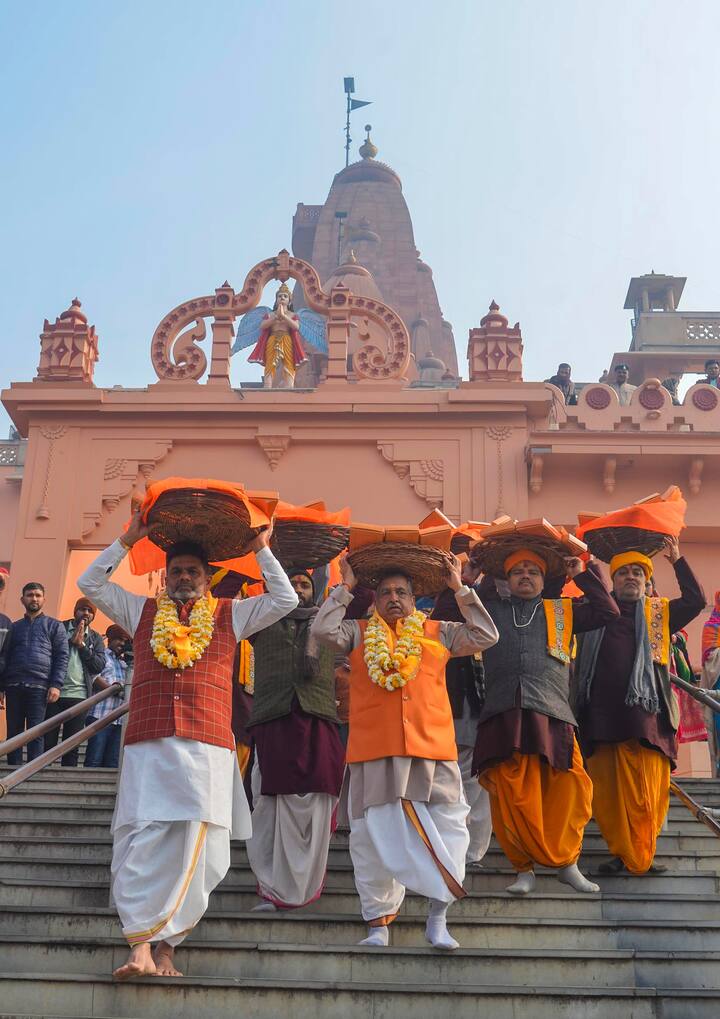 22 जनवरी को रामलला की प्राण प्रतिष्ठा के लिए अयोध्या में तैयारियां लगभग पूरी की जा चुकी हैं. प्राण प्रतिष्ठा के लिए अयोध्या और राम मंदिर को त्रेतायुग की तर्ज पर सजाया जा रहा है. इसके लिए खास फूल मंगाए जा रहे हैं.