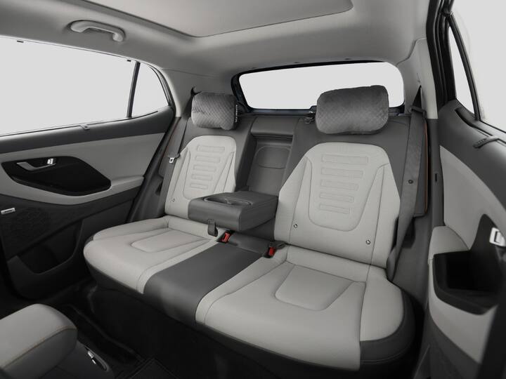 Other features include an 8-speaker Bose audio system, 70 connected car features, on-board music app,  multi-language UI display, sunblinds at rear etc. Image Source: Somnath Chatterjee