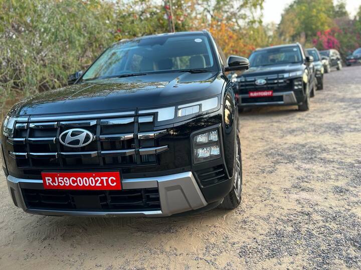 इंजन की बात करें तो, नई क्रेटा में 115 bhp 1.5 L नैचुरली एस्पिरेटेड पेट्रोल और 115 bhp डीजल इंजन मिलता है. जबकि दोनों पेट्रोल में CVT या iVT के साथ मैनुअल या ऑटोमेटिक ऑप्शन के साथ आते हैं. वहीं डीजल में टॉर्क कनवर्टर ऑटोमेटिक मिलता है. नया पावरट्रेन 1.5 L टर्बो पेट्रोल है, जो 160hp/250Nm आउटपुट जेनरेट करता है और जिसे केवल पैडल शिफ्टर्स के साथ 7-स्पीड DCT ऑटोमेटिक के साथ आता है.