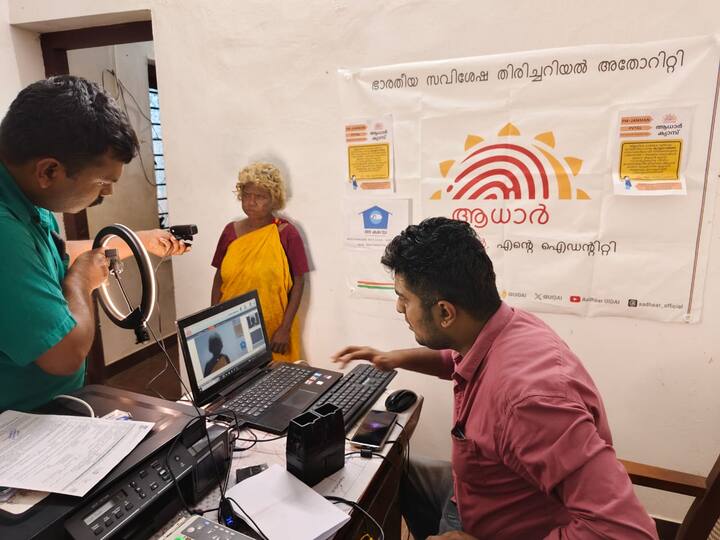 आप टेलीकॉम डिपार्टमेंट की आधिकारिक वेबसाइट पर जाकर चेक कर सकते हैं कि आपके आधार पर कितनी सिम इश्यू की गई हैं.