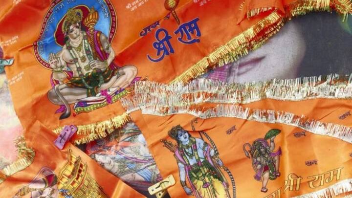 রামমন্দিরের গর্ভগৃহে প্রাণপ্রতিষ্ঠার মূল অনুষ্ঠান সম্পন্ন হলে, অনুষ্ঠানে অংশগ্রহণকারীরা দর্শন সারবেন। অযোধ্যা তো বটেই, গোটা দেশে রামমন্দির উদ্বোধন ঘিরে উৎসাহ চোখে পড়ছে বলে জানিয়েছে  শ্রী রাম জন্মভূমি তীর্থ ক্ষেত্র। বিভিন্ন রাজ্য থেকে এখনও সোনা, রুপো, রত্ন, গহনা, জামাকাপড়, উপহারসামগ্রী এসে পৌঁছচ্ছে বলে জানিয়েছে তারা। ছবি: শ্রী রাম জন্মভূমি তীর্থ ক্ষেত্র।