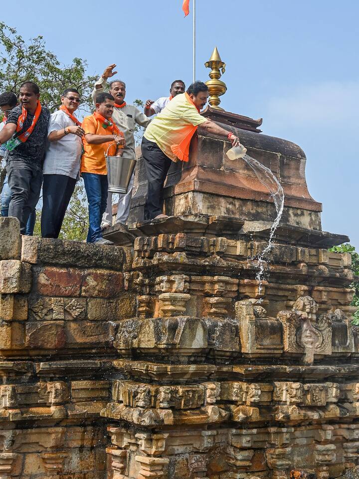 रामलला की प्राण प्रतिष्ठा का समय काशी के विद्वान गणेश्वर शास्त्री द्रविड़ द्वारा निकाला गया है. 22 जनवरी के दिन अभिजीत मुहूर्त में प्राण प्रतिष्ठा पूजा संपन्न की जाएगी.