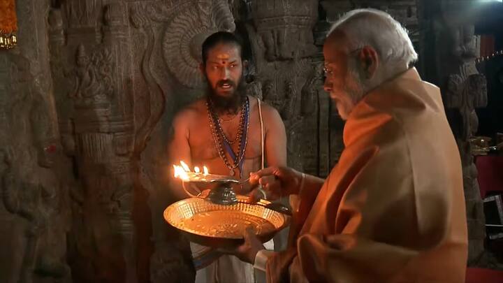 पौराणिक कथाओं के अनुसार, लेपाक्षी वह स्थान है जहां पौराणिक गिद्ध जटायु सीता का अपहरण करने वाले रावण द्वारा किये गये हमले में गंभीर रूप से घायल होने के बाद गिरे थे. अंतिम सांस लेने से पहले जटायु ने भगवान राम को बताया था कि सीता को वास्तव में रावण दक्षिण की ओर ले गया था. इसके बाद भगवान राम ने जटायु को मोक्ष प्रदान किया.