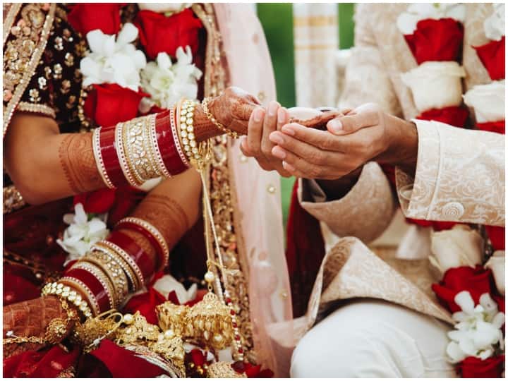 Marriage Traditions in India: A Unique Blend of Culture and Modernity ABPP भारत में हर साल लगभग 1 करोड़ लोग करते हैं विवाह, समझिए भारतीयों के बीच क्यों इतना पॉपुलर है शादी करना?