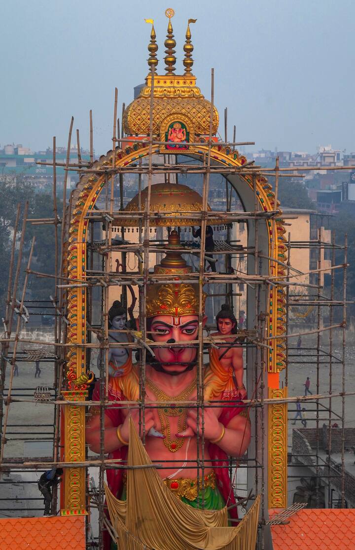 राम मंदिर ट्रस्ट के महासचिव चंपत राय ने बताया कि बाल स्वरूप में रामलला की प्रतिमा मंदिर में विराजमान होगी. प्रतिमा में बालक की कोमलता, चेहरे पर मुस्कान, आंखों की दृष्टि , शरीर, उसमें देवत्य इन बारीकियों का भी ध्यान मूर्ति के चयन में रखा गया है.