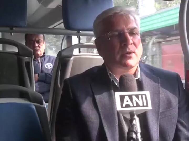 Delhi Electric Bus Transport Minister Kailash Gahlot travel in DTC bus Take feedback from people 300 more e-buses will run DTC Bus: दिल्ली के परिवहन मंत्री कैलाश गहलोत ने की DTC बस में यात्रा, लोगों से लिया फीडबैक, चलेंगी 300 और ई-बसें