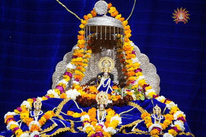मंदिर के गर्भगृह में राम बालरूप में नजर आएंगे. प्रथम तल पर श्रीराम दरबार होगा, जबकि मंदिर भक्तों (दिव्यांगों और बुजुर्गों) की सुविधा के लिए उस किस्म का इंफ्रास्ट्रक्चर तैयार करा रहा है.