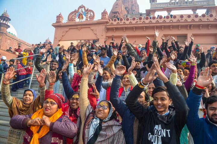 इस बीच राम जन्मभूमि ट्रस्ट के महासचिव चंपत राय ने बताया है कि प्रभु श्री राम की मूर्ति को इस ढंग से बनाया गया है कि प्रत्येक रामनवमी के दिन सूर्य देव स्वयं श्री राम का अभिषेक करेंगे. विशेषज्ञों की सलाह से रामलला के विग्रह की लंबाई और स्थापना स्थल की ऊंचाई का ध्यान रखा गया है. जिससे हर साल चैत्र शुक्ल पक्ष की नवमी तिथि के दिन दोपहर 12:00 बजे सूर्य देव की किरणें प्रभु श्री राम के मुख पर पड़ेंगी.