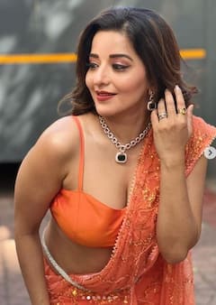 Monalisa: ਮੋਨਾਲੀਸਾ ਨੇ ਸਾੜੀ ਦੇ ਨਾਲ ਪਾਇਆ ਡੀਪ ਨੇਕ ਬਲਾਊਜ਼, ਤਸਵੀਰਾਂ ਦੇਖ ਉੱਡੇ ਫੈਨਜ਼ ਦੇ ਹੋਸ਼