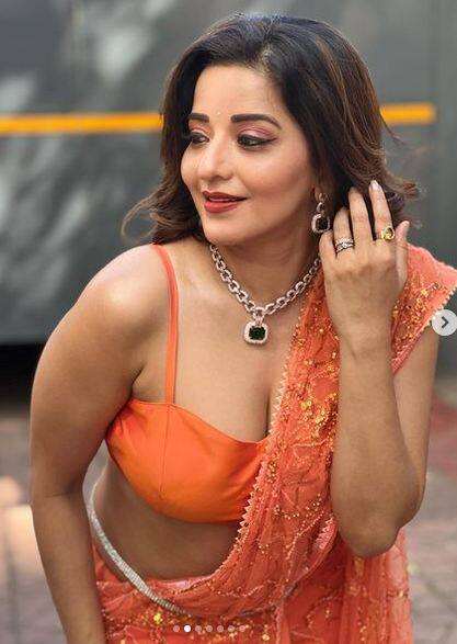 ਇਨ੍ਹਾਂ ਤਸਵੀਰਾਂ 'ਚ ਮੋਨਾਲੀਸਾ ਲਾਈਟ ਆਰੇਂਜ ਸਾੜ੍ਹੀ ਅਤੇ ਡਾਰਕ ਆਰੇਂਜ ਬਲਾਊਜ਼ ਦੇ ਨਾਲ ਤਬਾਹੀ ਮਚਾਉਂਦੀ ਨਜ਼ਰ ਆ ਰਹੀ ਹੈ।