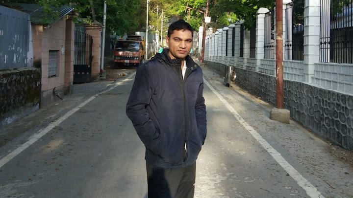 দারিদ্র্য, যন্ত্রণা, অভাব কখনও সাফল্যের পথে অন্তরায় হতে পারে না। দরকার শুধু সফল হওয়ার ইচ্ছে আর অদম্য নিষ্ঠা এবং পরিশ্রম। আর সেই কথাই যেন প্রমাণ করে দিয়েছেন মহারাষ্ট্রের রাজেন্দ্র ভরুধ।  ছবি- রাজেন্দ্র ভরুধের এক্স হ্যান্ডল