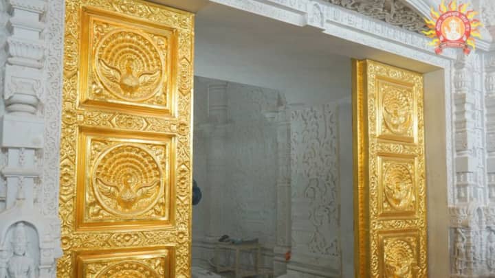 শ্রী রাম জন্মভূমি তীর্থ ক্ষেত্রের তরফে জানানো হয়েছে, শাস্ত্রীয় বিধিনিয়ম মেনে, পৌষ মাসের শুক্ল কুর্ম দ্বাদশীতে, বিক্রম সম্বত ২০৮০-র বৈকালিক অভিজিৎ মুহূর্তে প্রাণপ্রতিষ্ঠার মূল অনুষ্ঠান রয়েছে। তার আগে আগামী ছ’দিন ধরে বাকি সংস্কারানুষ্ঠান সেরে ফেলা হবে। কোন দিন কী অনুষ্ঠান, তার দিনলিপি প্রকাশ করল শ্রী রাম জন্মভূমি তীর্থ ক্ষেত্র। ছবি: শ্রী রাম জন্মভূমি তীর্থ ক্ষেত্র।