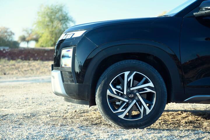 नई हुंडई क्रेटा को नए अलॉय व्हील डिज़ाइन के साथ पेश किया गया है, जबकि इसके टॉप एंड मॉडल के लिए 18 इंच अलॉय व्हील मिलते हैं. अगर इसके बैक साइड की बात करें तो, पीछे की तरफ नए होरिजन कनेक्टिंग एलईडी टेल लैंप, इंटीग्रेटेड एलईडी स्टॉप लैंप के साथ, नई डिजाइन वाला स्पॉयलर, टेलगेट और स्किड प्लेट के साथ दोबारा डिजाइन किया गया बंपर है. क्रेटा 2024 फेसलिफ्ट पर कनेक्टिंग लाइट बार, एक नई डिज़ाइन खासियत है और साथ में होरिजोन्टल टेल-लैंप भी है.