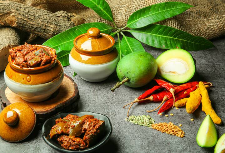 வறுத்த வெந்தயம் மற்றும் கடுகை பொடியாக மிக்சியில் அரைத்து எடுத்தும் மாங்காயில் தூவி கிளறி விட வேண்டும்.