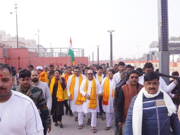 कांग्रेस अध्यक्ष मल्लिकार्जुन खरगे, पार्टी की पूर्व अध्यक्ष सोनिया गांधी और लोकसभा में पार्टी के नेता अधीर रंजन चौधरी द्वारा 22 जनवरी को होने वाले प्राण प्रतिष्ठा समारोह के निमंत्रण को अस्वीकार करने से पहले राय ने इस यात्रा की घोषणा की थी. कांग्रेस नेताओं ने राजनीति के बारे में बात करने से इनकार करते हुए कहा कि वे यहां धार्मिक उद्देश्यों के लिए आए हैं इसलिए राजनीति के बारे में बात नहीं करेंगे.