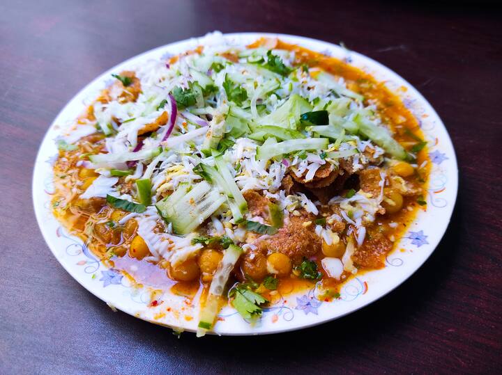 அரிசி மற்றும் உளுந்தம் பருப்பை தனித்தனியாக அரைக்கவும். ஊறவைத்த தண்ணீரைப் பயன்படுத்தி அவற்றை அரைக்கவும்.