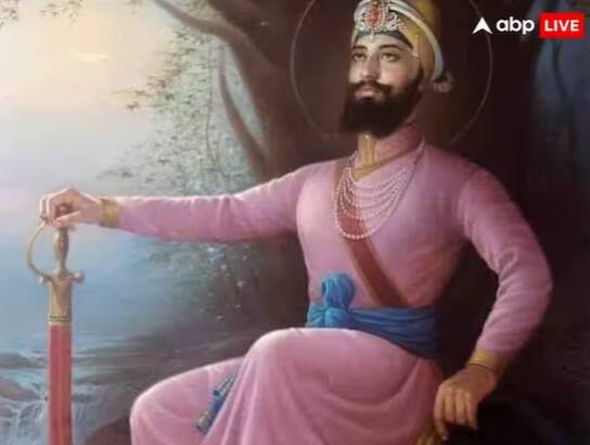 ਗੁਰੂ ਗੋਬਿੰਦ ਸਿੰਘ ਜੀ ਦਾ ਵਿਸ਼ਵਾਸ ਸੀ ਕਿ ਸਾਨੂੰ ਇੱਕ ਆਦਰਸ਼ ਮਨੁੱਖ ਬਣਨਾ ਚਾਹੀਦਾ ਹੈ। ਚੋਰੀ, ਠੱਗੀਅਤੇ ਲੁੱਟ-ਖੋਹ ਤੋਂ ਦੂਰ ਰਹਿਣਾ ਚਾਹੀਦਾ ਹੈ। ਆਪਣੀ ਕਮਾਈ ਵਿੱਚੋਂ ਦਸਵੰਧ ਕੱਢਣਾ ਚਾਹੀਦਾ, ਭਾਵ ਦਸਵਾਂ ਹਿੱਸਾ ਦਾਨ ਕਰੋ।