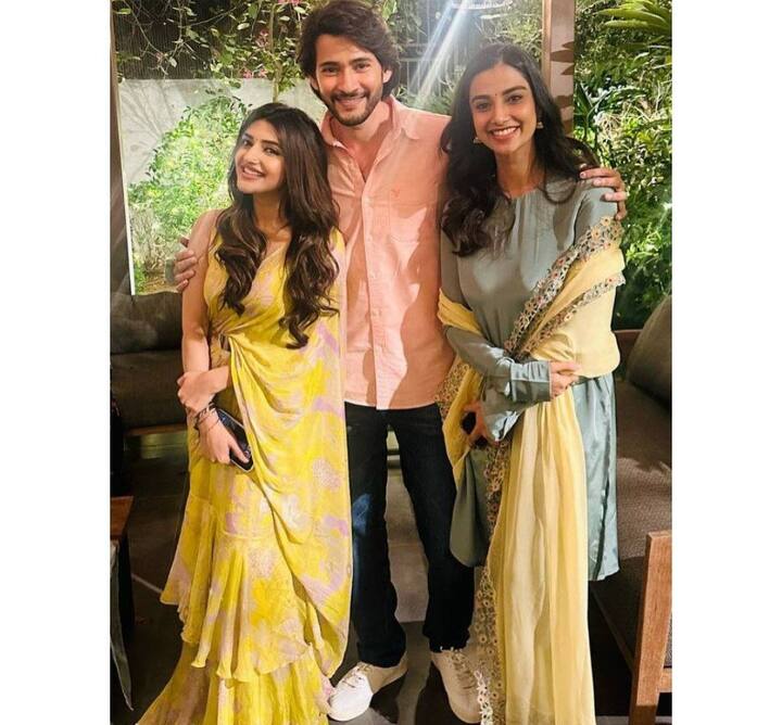 सेलिब्रेशन की इन तस्वीरों को शेयर करते हुए महेश बाबू ने लिखा है, ‘हैप्पी संक्रांति, ब्लॉकबस्टर सेलिब्रेशन, गुंटूर कारम’.