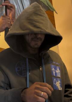 Shah Rukh Khan Photos: शाहरुख खान बांद्रा में क्लीनिक के बाहर हुए स्पॉट, पैपराजी को देख हुडी से छुयापा फेस