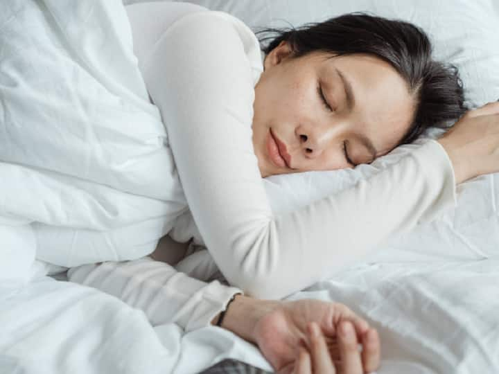 Benefits of Sleep : जर तुम्हाला तुमचे एकंदर व्यक्तिमत्व सुधारायचे असेल आणि आकर्षक दिसायचे असेल तर तुम्हाला सुमारे 8 तासांची झोप घेणे आवश्यक आहे.झोप घेण्याचे फायदे पुढीलप्रमाणे आहेत.