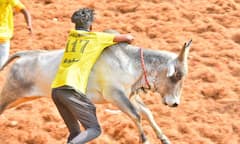 திருச்சி மாவட்டத்தில் முதல் ஜல்லிக்கட்டு போட்டி...சீறி பாய்ந்த காளைகள்