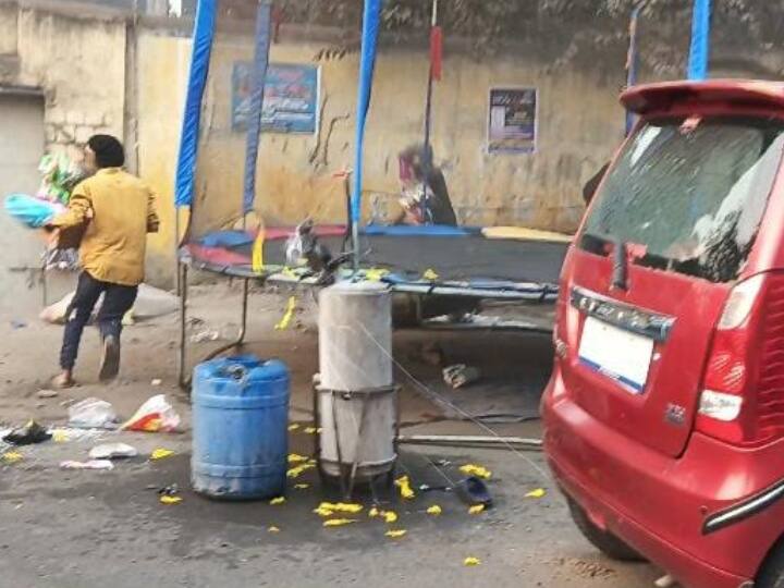 Saraikela Cylinder Blast explosion in balloon filling cylinder gas near Ghoda Baba Mandir ANN Saraikela Cylinder Blast: सरायकेला में घोड़ा बाबा मंदिर के पास गुब्बारे में गैस भरने वाले सिलेंडर में धमाका, मची भगदड़