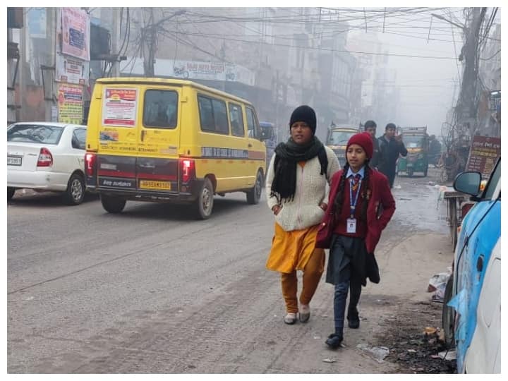 Gurugram School Open: दिल्ली से सटे साइबर सिटी गुरुग्राम जिला में शीतकालीन अवकाश के बाद आज से चौथी कक्षा से बारहवीं कक्षा तक के विद्यार्थियों के लिए स्कूल खोल दिए गए हैं.