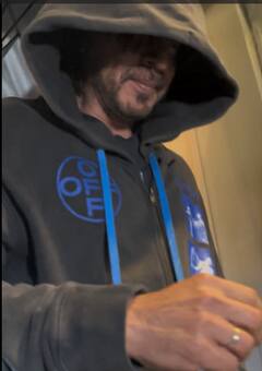 Shah Rukh Khan Photos: शाहरुख खान बांद्रा में क्लीनिक के बाहर हुए स्पॉट, पैपराजी को देख हुडी से छुयापा फेस