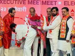 Maha Patrakar Parishad : उद्धव ठाकरेंची  नेतेपदी निवड होताच, शिंदेंनी पाया पडून घेतला आशीर्वाद, भर पत्रकार परिषदेत ठाकरे गटाने दाखवला फोटो