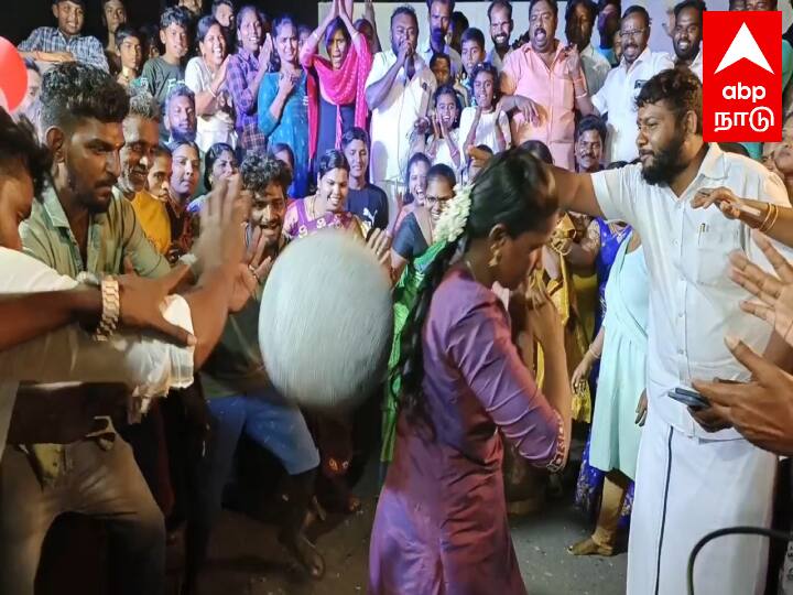இளவட்டக்கல் தூக்கிய இரண்டு பெண்களுக்கு தலா 3 ஆயிரம் மற்றும் ஒரு பாத்திரம் பரிசாகவும், கயிற்றை பல்லால் கடித்து வாகனத்தை இழுத்த நபருக்கு தலா ஆயிரம் உள்ளிட்ட ரொக்க பரிசினை ஊராட்சி மன்ற தலைவர் தாரா சுதாகர் வழங்கினார்.
