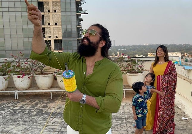 इस खास दिन पर केजीएफ स्टार यश अपनी फैमिली के साथ पतंग उड़ाते हुए दिखाई दिए. इस दौरान की कई सारी तस्वीरें उनकी पत्नी ने इंस्टाग्राम पर शेयर की हैं.