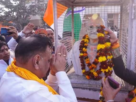 જ્યારે કોંગ્રેસના નેતાઓની મુલાકાત વિશે પૂછવામાં આવ્યું ત્યારે કેન્દ્રીય મંત્રી અને બીજેપી નેતા મીનાક્ષી લેખીએ કહ્યું, 'તેઓ 'વરસાદી દેડકા' જેવા છે. તેઓ રાજકારણ માટે કંઈ પણ કરી શકે છે... તેઓ તુષ્ટિકરણની રાજનીતિ કરી રહ્યા છે, પરંતુ હું કહીશ કે ક્યારેય નહીં કરતાં મોડું સારું.