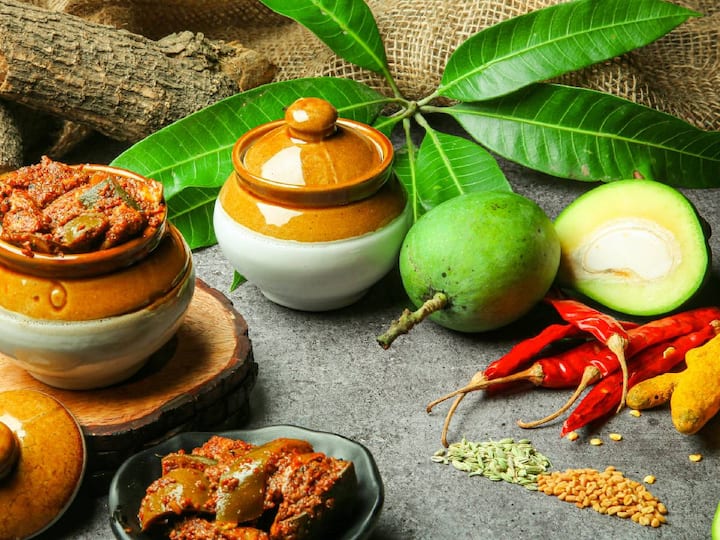 Mango Pickle Recipe in Tamil: மாங்காய் ஊறுகாயை இரண்டு நாட்களுக்கு பிறகு எடுத்து பார்த்தால் எண்ணெய் தனியாக பிரிந்து மாங்காயில் மிளகாய் காரம் இறங்கி சுவையாக இருக்கும்.
