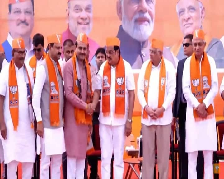 BJP Political News: more than 15 members joined to BJP during BJP Welcome Party in the Gandhinagar Kamalam Office BJP: રાજકોટ કોંગ્રેસમાં મોટું ગાબડુ, કોંગ્રેસનું એક આખુ જૂથ ભાજપમાં સામેલ, સીઆર પાટીલે પહેરાવ્યો તમામને ખેસ