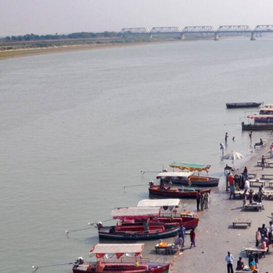 सदियों से लोग सरयू में हर त्यौहार पर स्नान करने आते हैं. उन्हें अनुसार ऐसा करने से उनके तमाम पाप धुल जाते हैं.