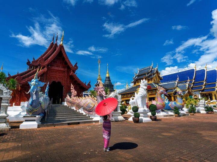 मेघालय किसी स्वर्ग से कम नहीं है. प्राकृतिक, पहाड़ी, गुफाएं, जलप्रपात आदि जैसी आकर्षणों चीजों आपको वहां रुकने के लिए मजबूर कर देंगे.