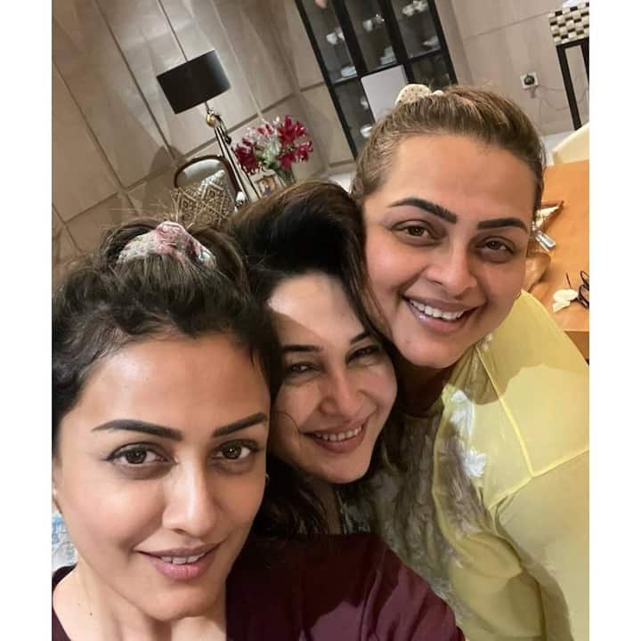 नम्रता के साथ इन तस्वीरों में उनकी बहन औऱ बॉलीवुड एक्ट्रेस शिल्पा शिरोड़कर भी नजर आ रही हैं.