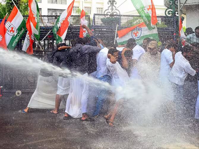 Police Resort To Water Canons As Youth Congress Workers Protest Against Rahul Mamkootathil Arrest Turns Violent Police Resort To Water Canons As Youth Congress Workers Protest Against Rahul Mamkootathil Arrest Turns Violent