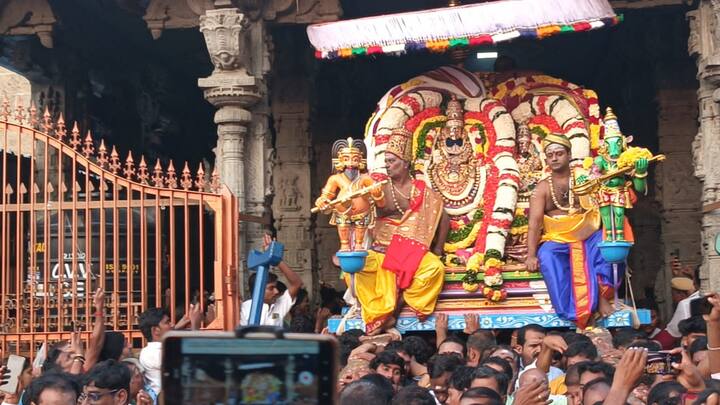 இதில் ஏராளமான பக்தர்கள் கலந்து கொண்டு அரோகரா கோஷம் எழுப்பி சுவாமி தரிசனம் செய்தனர்.