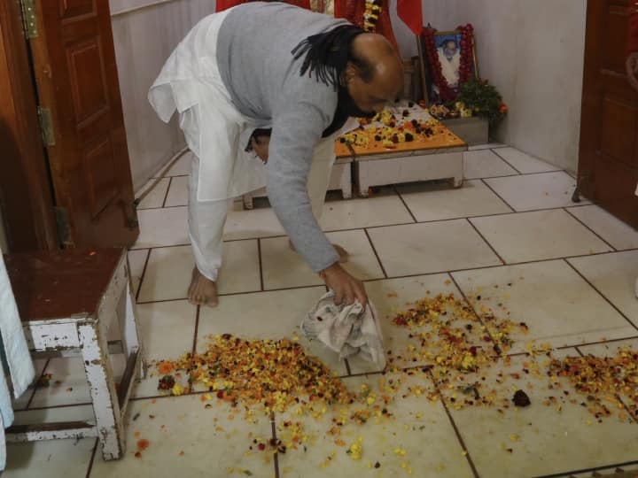 Rajnath Singh In Lucknow: केंद्रीय रक्षा मंत्री राजनाथ सिंह ने लखनऊ के हनुमान सेतु मंदिर में साफ-सफाई कर स्वच्छता का संदेश दिया है.उन्होंने लोगों से आग्रह किया है कि सभी अपने आसपास स्वच्छता बनाए रखें.